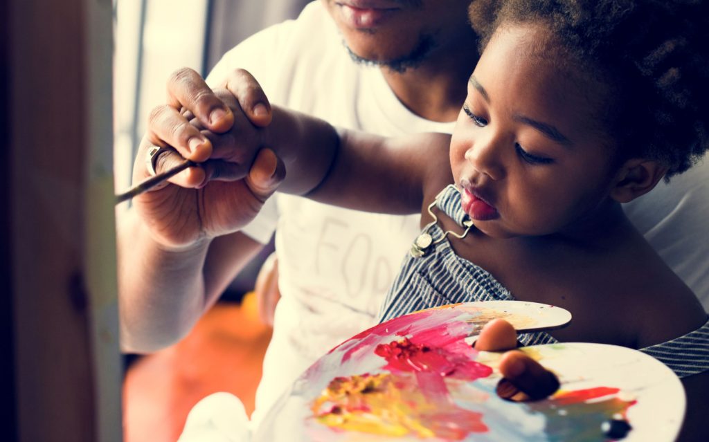 Criança pintando